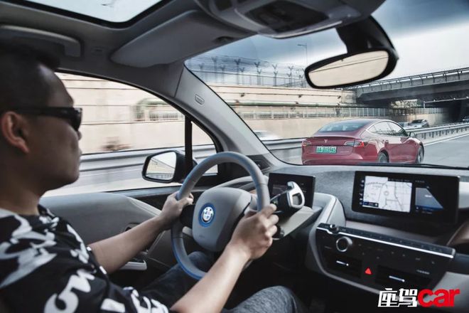 一辆小车_小车小车车辆违章查询_货车将小车压扁至40厘米