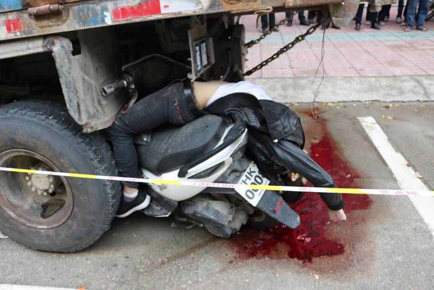 摩托死亡摇摆最佳处理_死亡摩托_大货车与摩托车相撞摩托死亡