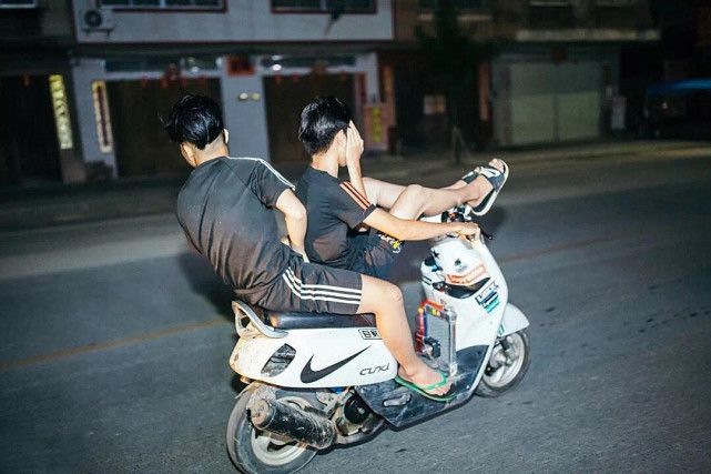摩托死亡摇摆最佳处理_大货车与摩托车相撞摩托死亡_死亡摩托