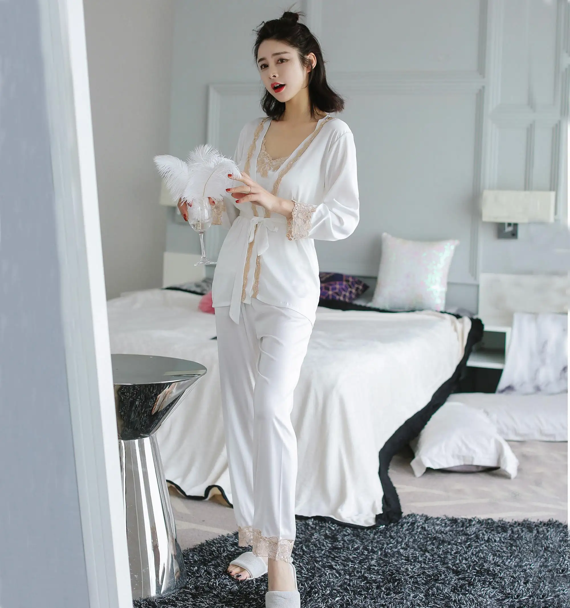 穿睡衣的女子_帮美女穿睡衣_睡衣美女穿帮图片