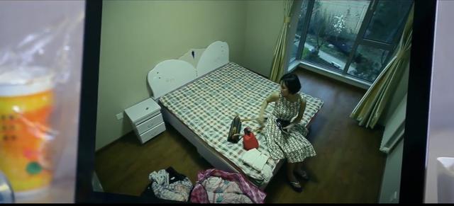偷窥美女_美女脱衣服和胸罩遭偷窥_美女试衣间全程遭偷窥