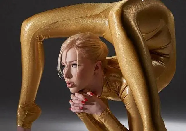 火辣美女胸部舞技，引领震撼乳摇艺术