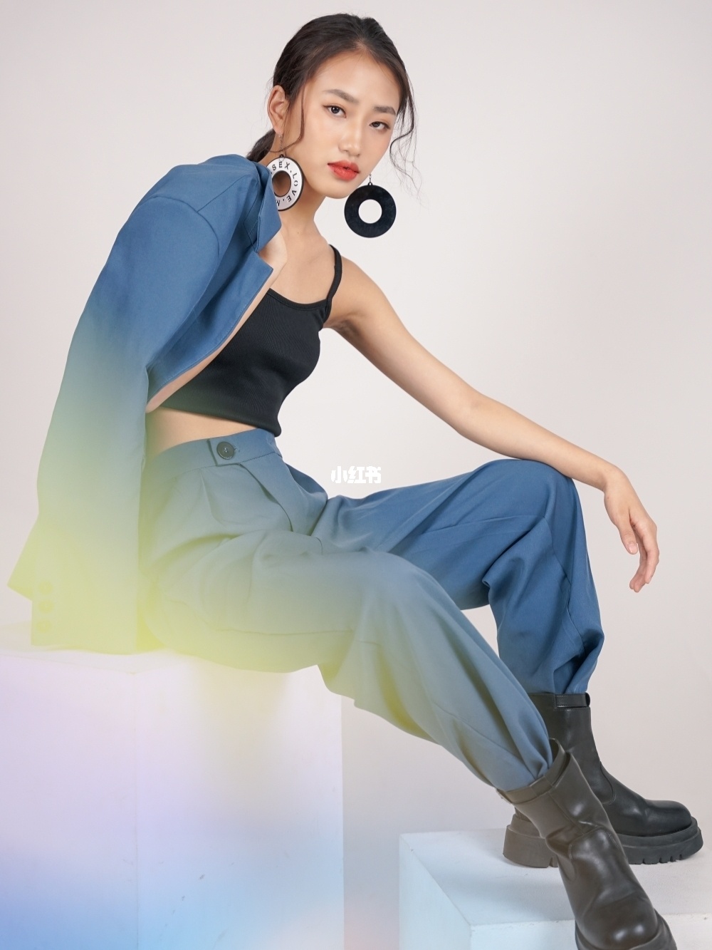 时尚美女，展现个性魅力的脱依游戏