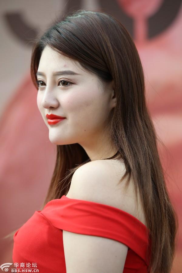 全城疯传的美女托衣游戏，让你目不转睛