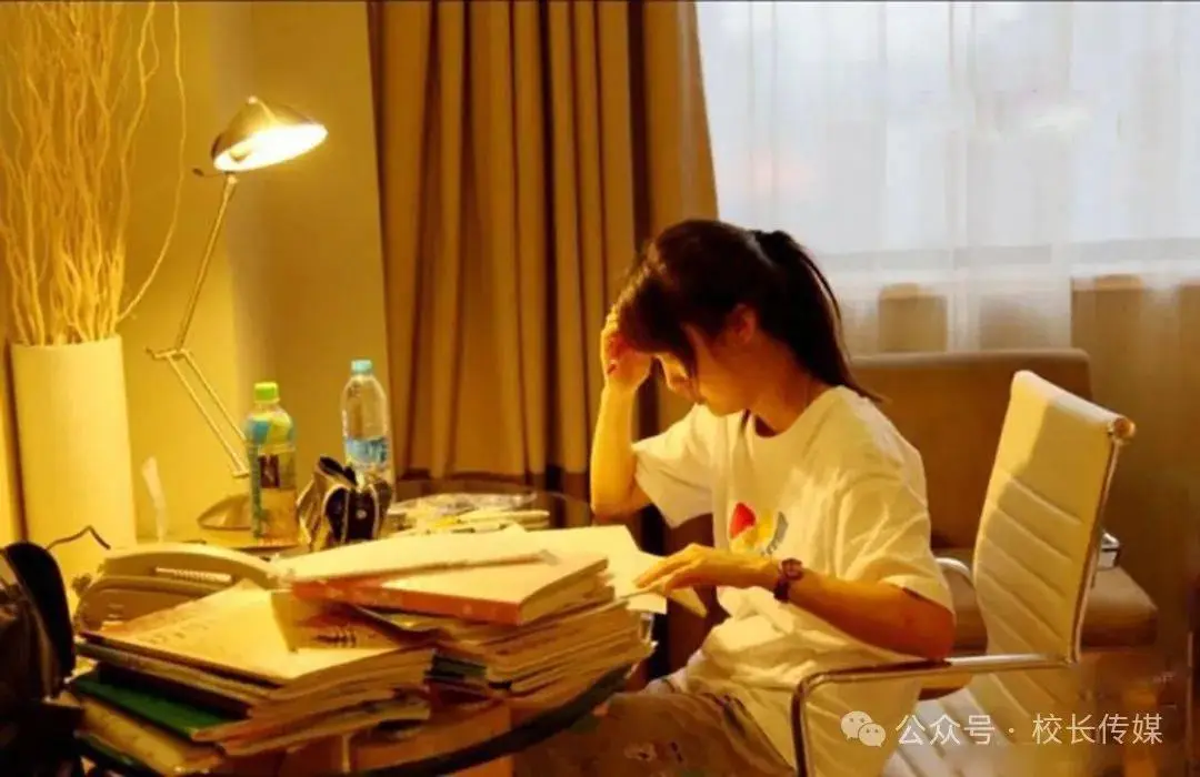 打游戏桌子硌手_玩手机游戏的椅子_手机在桌子上玩游戏