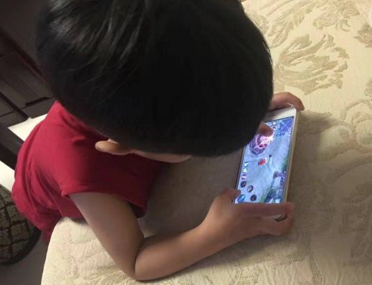 手机玩游戏被弹出-手机游戏关键时刻掉线？玩家怒称挫败感比吃苍蝇还难受
